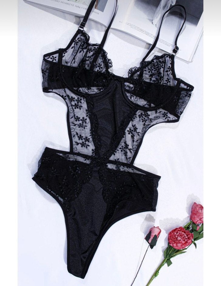 İşlemeli Siyah ve Mor Kadın Body suit