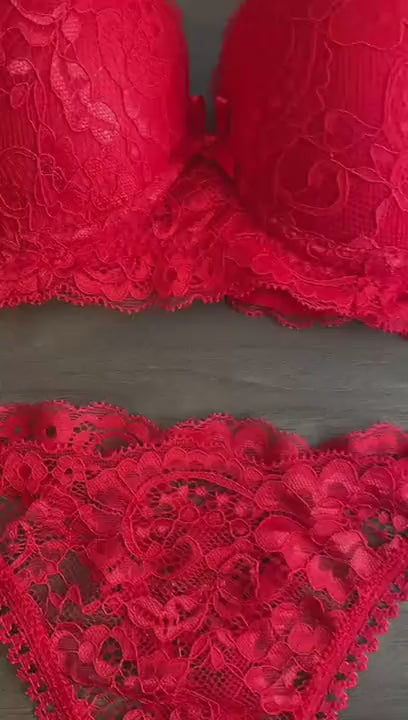 Kırmızı Dantel ve Gold Zincir Detaylı Dolgulu Sütyen Külot Takımı İç Çamaşırı Takımı